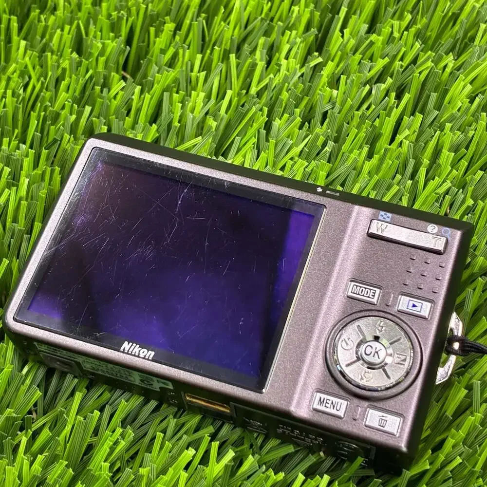 Nikon Coolpix S550 10.0MP Digital Camera with Charger, 2 Batteries, and 4GB SD C